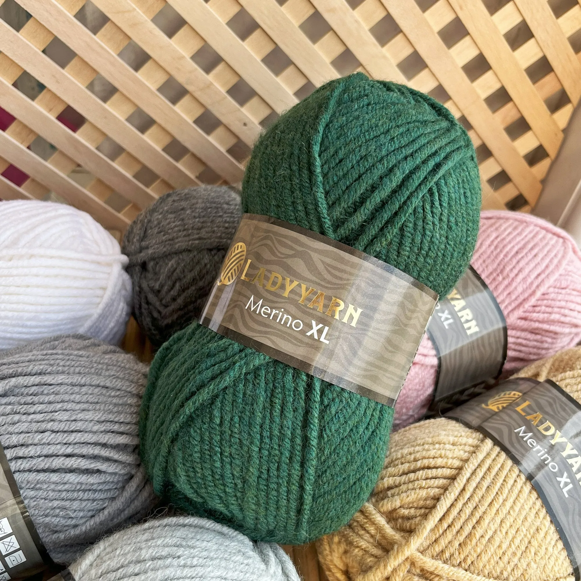 Lady Yarn, Wool Chunky Yarn, Colors 14, 3.5 oz / 109 yards