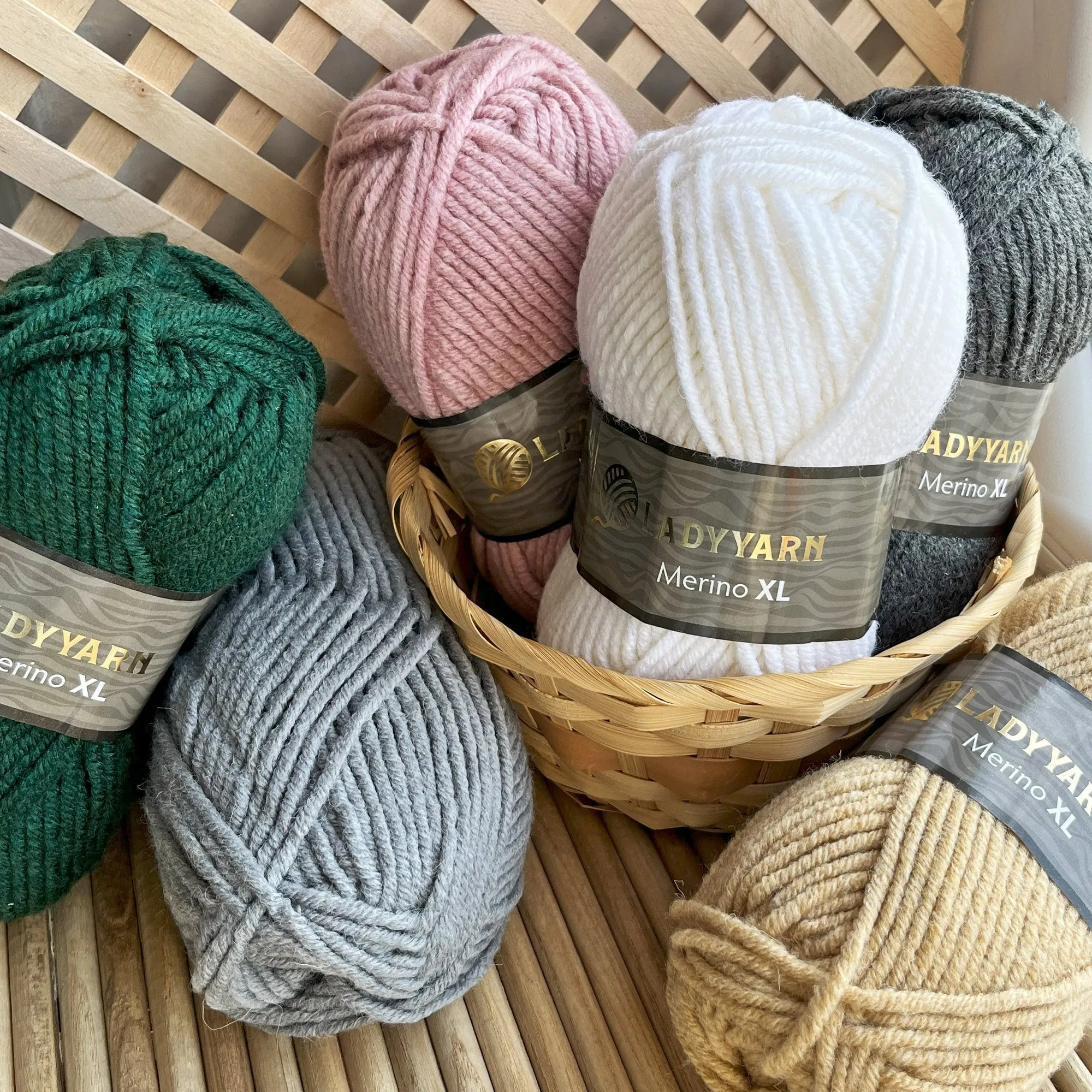 Lady Yarn, Wool Chunky Yarn, Colors 14, 3.5 oz / 109 yards